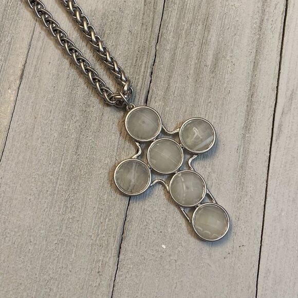 NWT Urban Outfitters Silver Chain Shiny Cross Pendant Statement Necklace - Picture 1 of 7